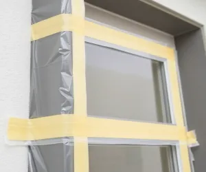 Jak zabezpieczyć okna przed tynkami