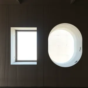 O ile większy otwór od okna
