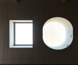O ile większy otwór od okna